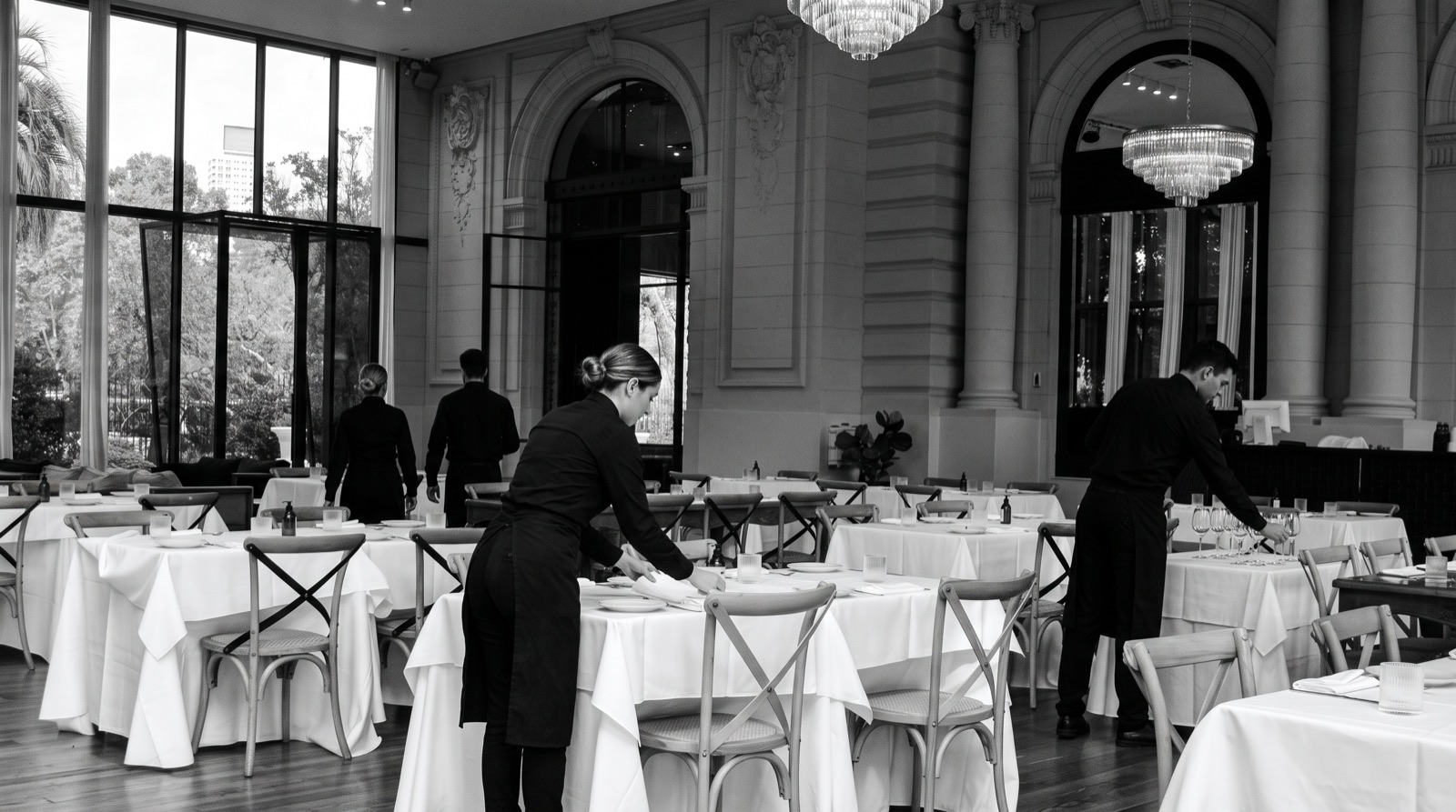 Personal de SGP Eventos preparando las mesas de un salón antes del evento